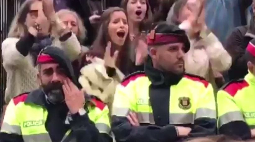 Καταλανοί αστυνομικοί ξεσπούν σε κλάματα ενώ προστατεύουν διαδηλωτές (βίντεο)